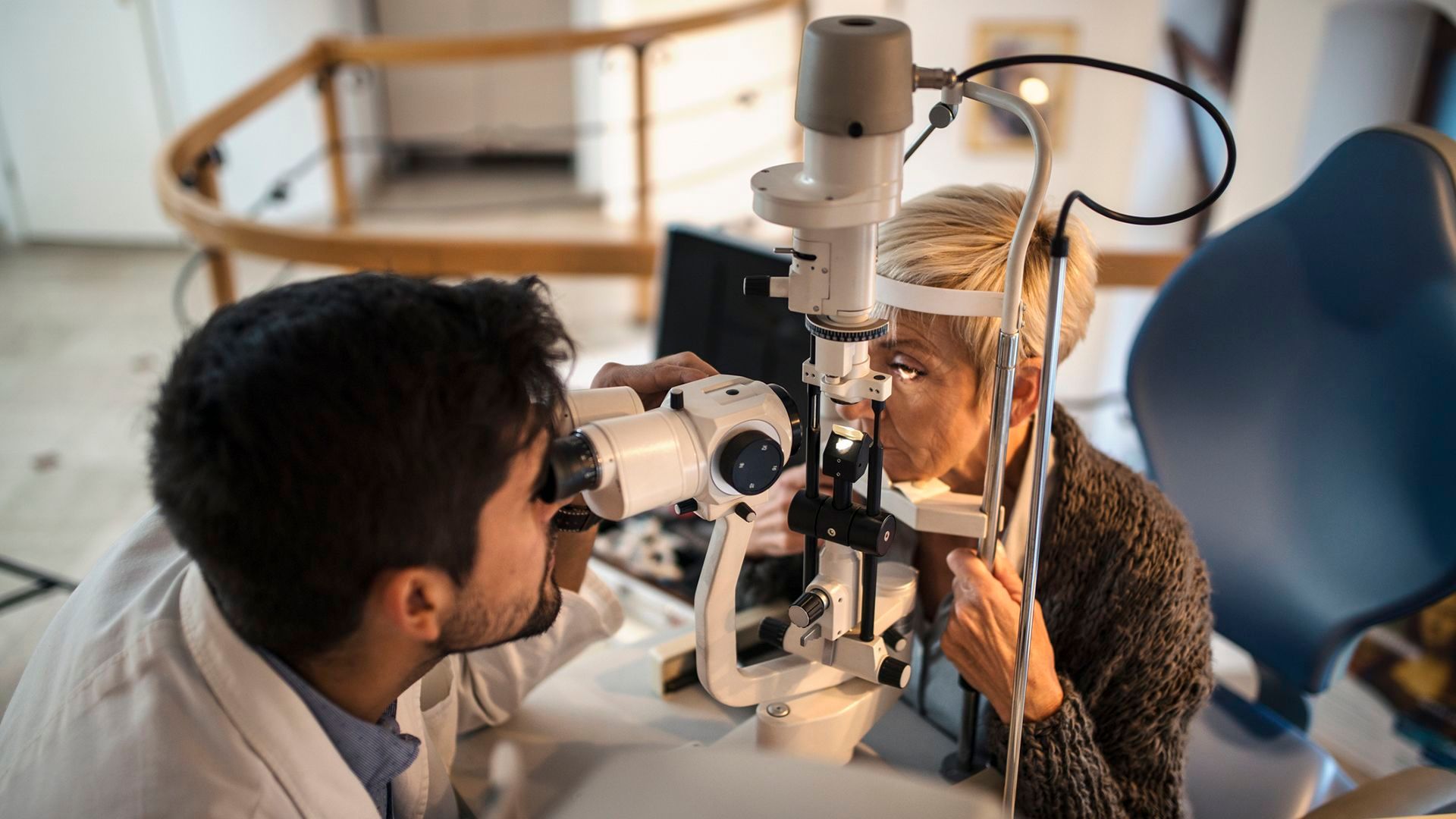 Normal aging versus age-related macular degeneration