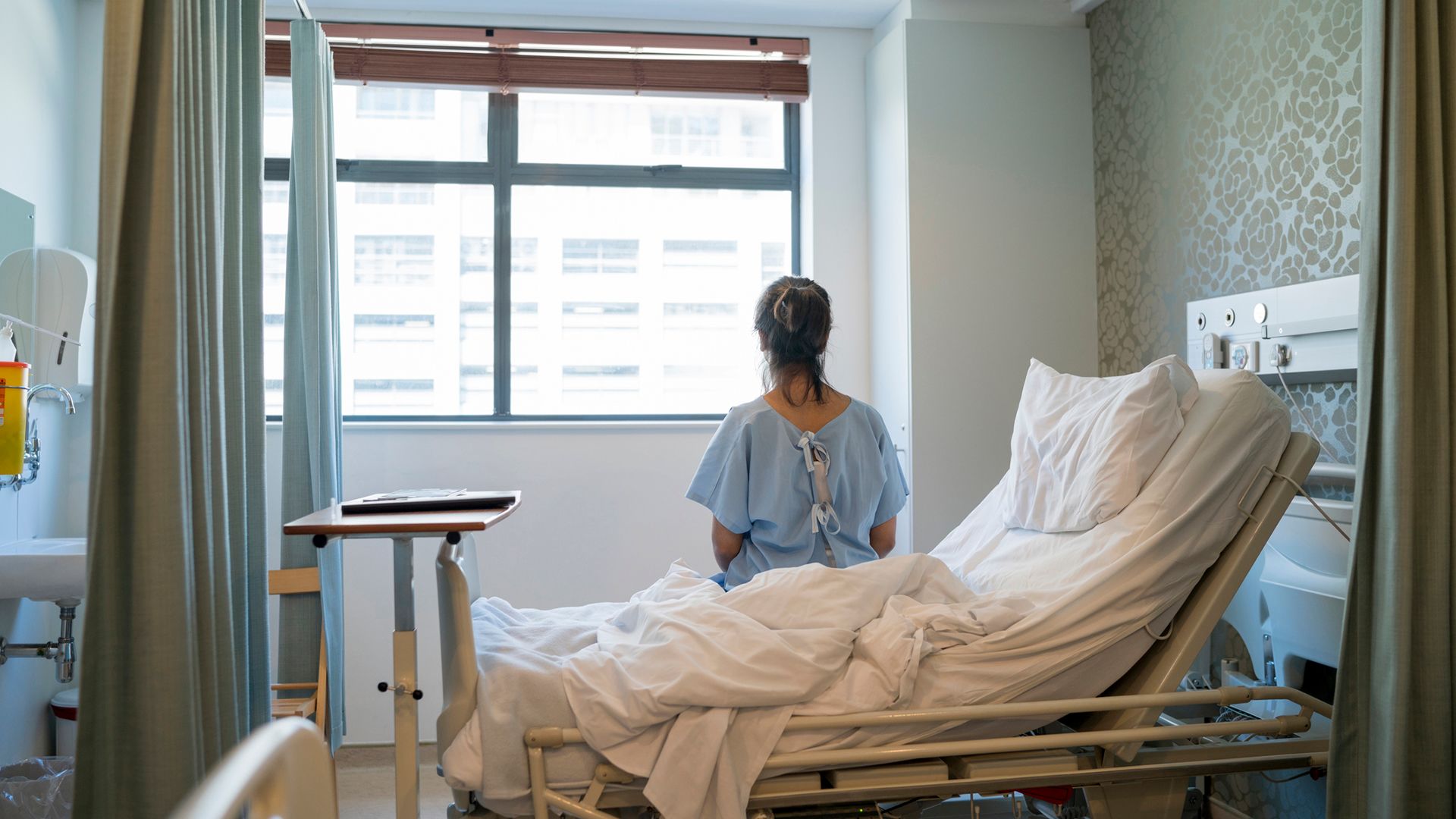 What are the potential complications of ulcerative colitis?