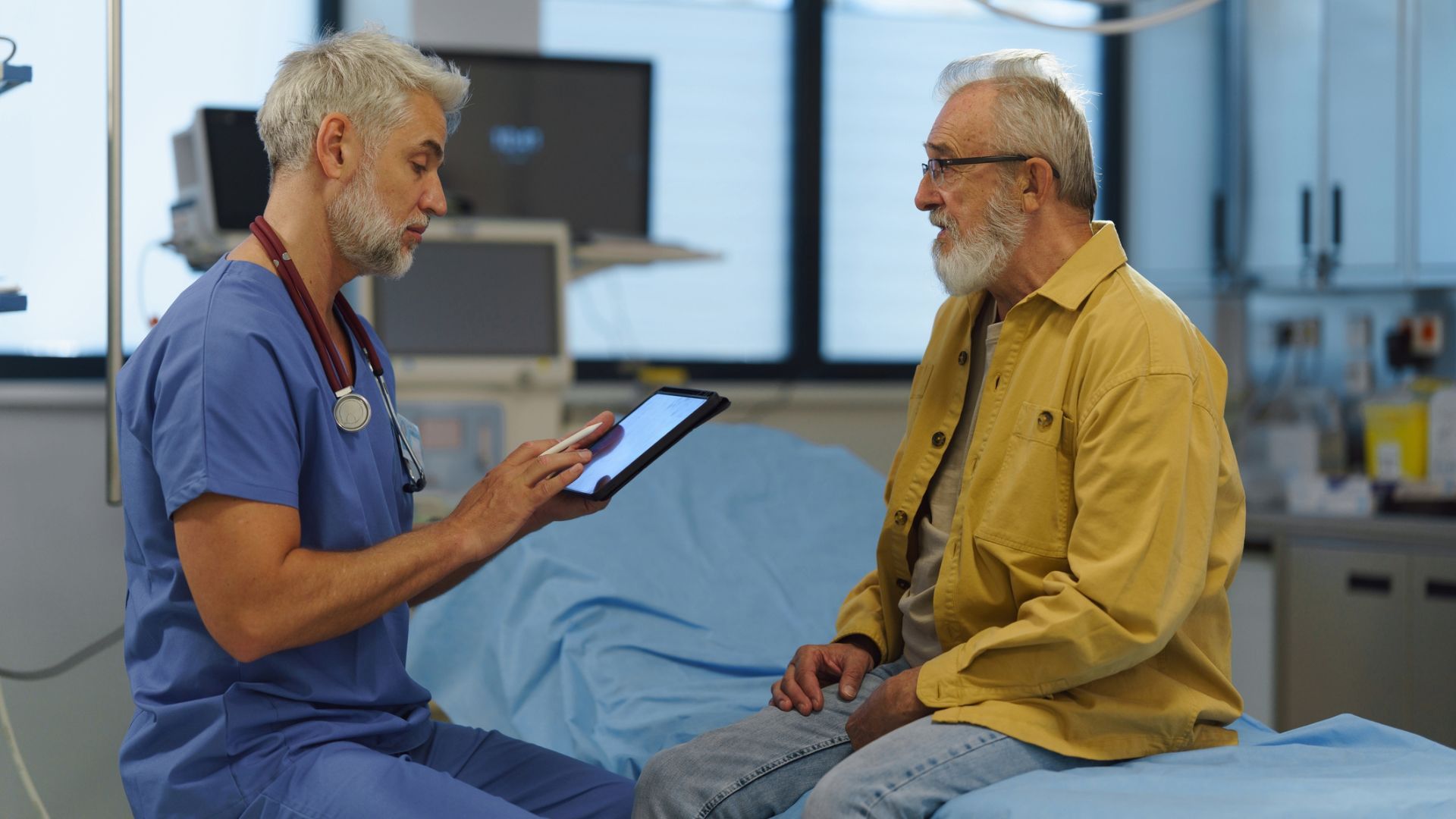 What are the symptoms of tardive dyskinesia (TD)?
